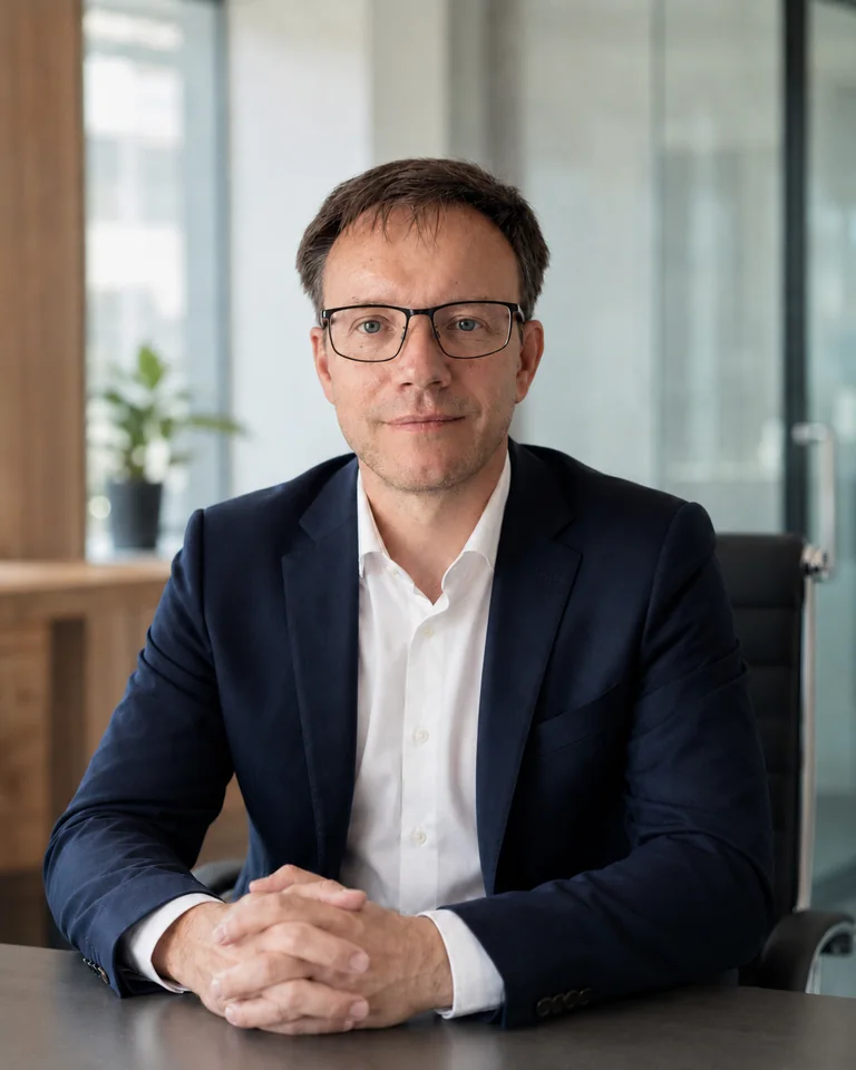 Rechtsanwalt Michael Thurm an seinem Schreibtisch in der Kanzlei